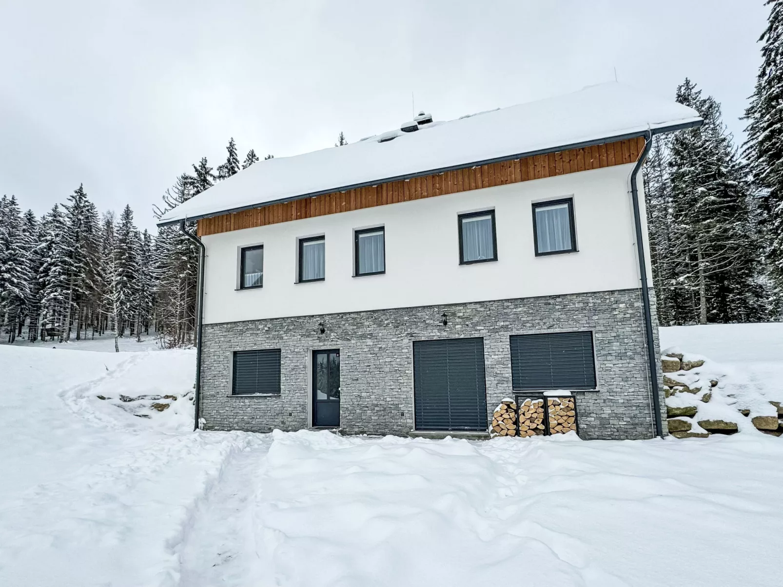 Ground Oasis with Terrace - Outside