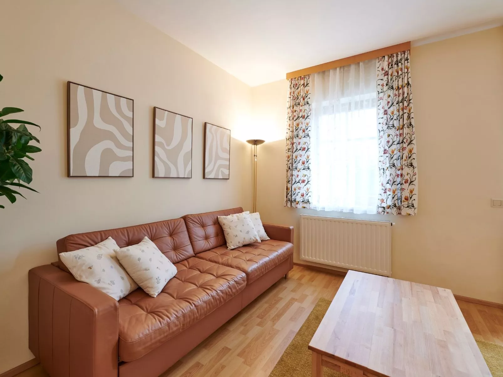 DAS BURGENNEST - Drinnen