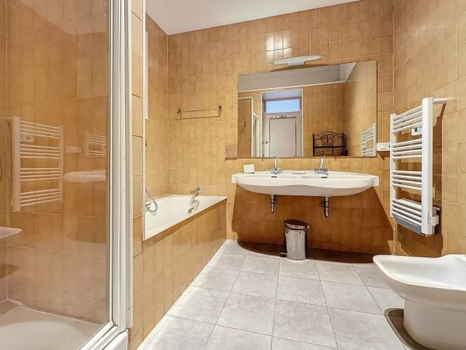 2 bedroom Forville 8 mins to the Palais 328 - Image-tags.info