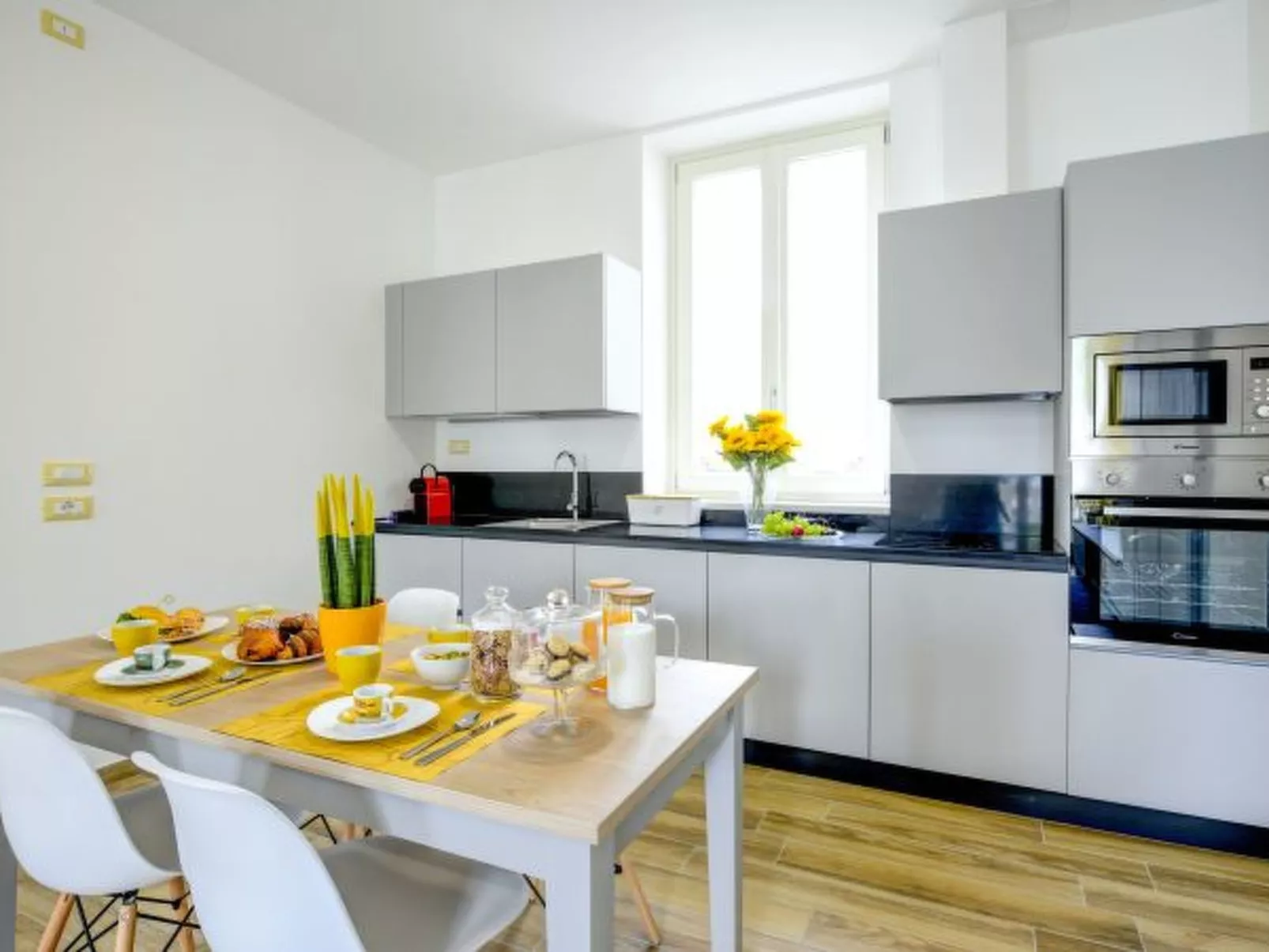 Desenzanoloft Palazzo Visconti-Collo Lungo Giallo - Image-tags.info