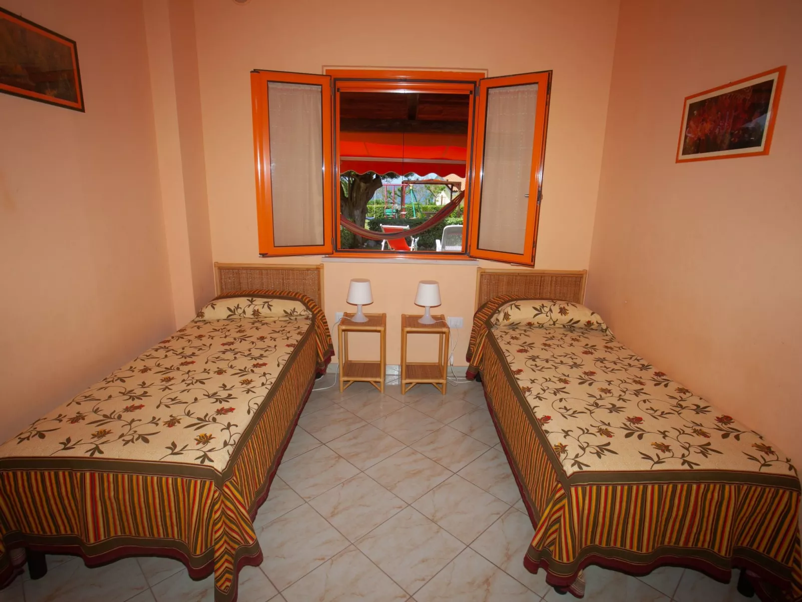 Luxus-Drei-Zimmer-Wohnungen mit großem Garten - Dedans