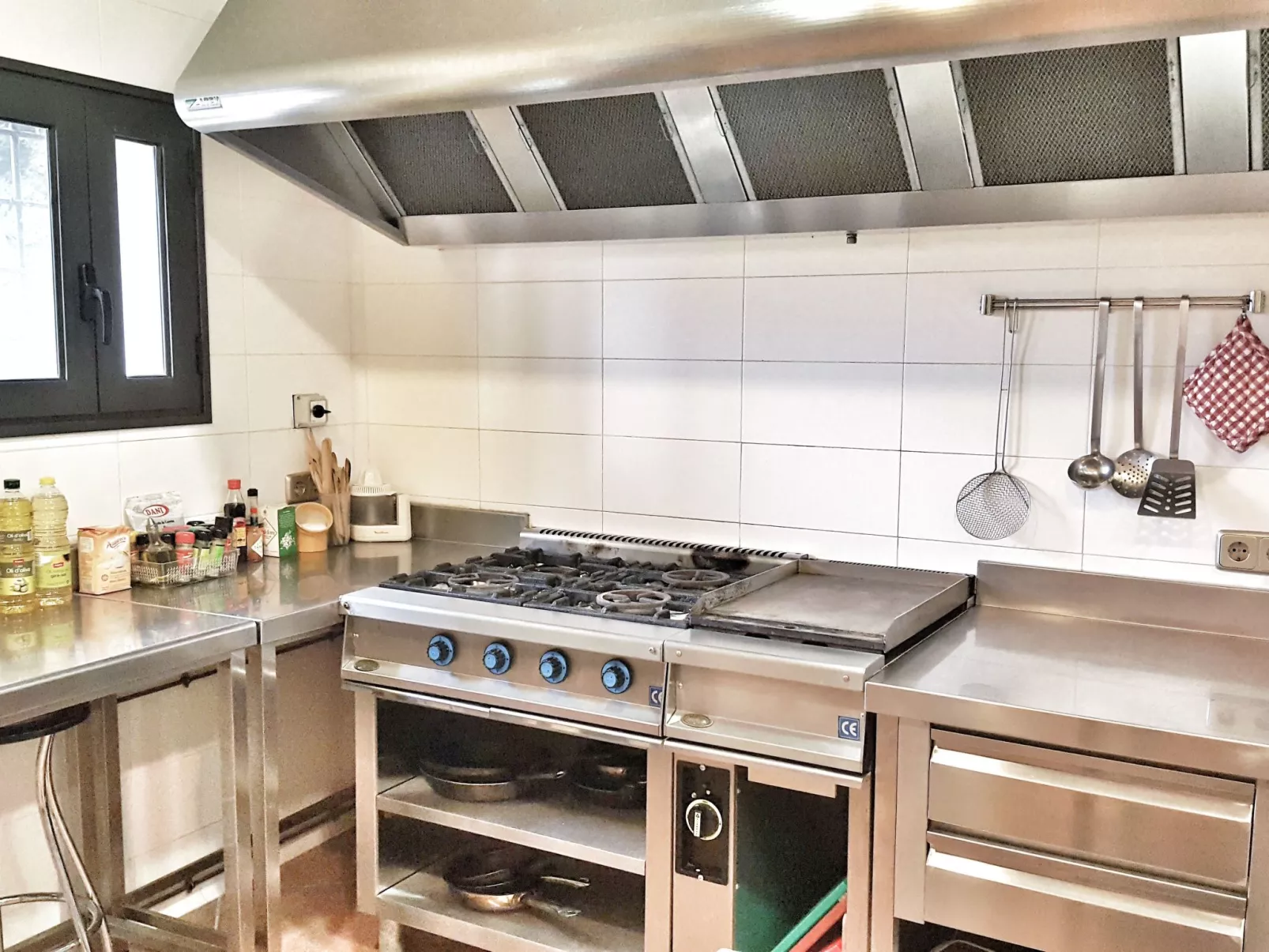 Landhaus, 8 Zimmer mit Bad, Schwimmbad, Tennis - Drinnen