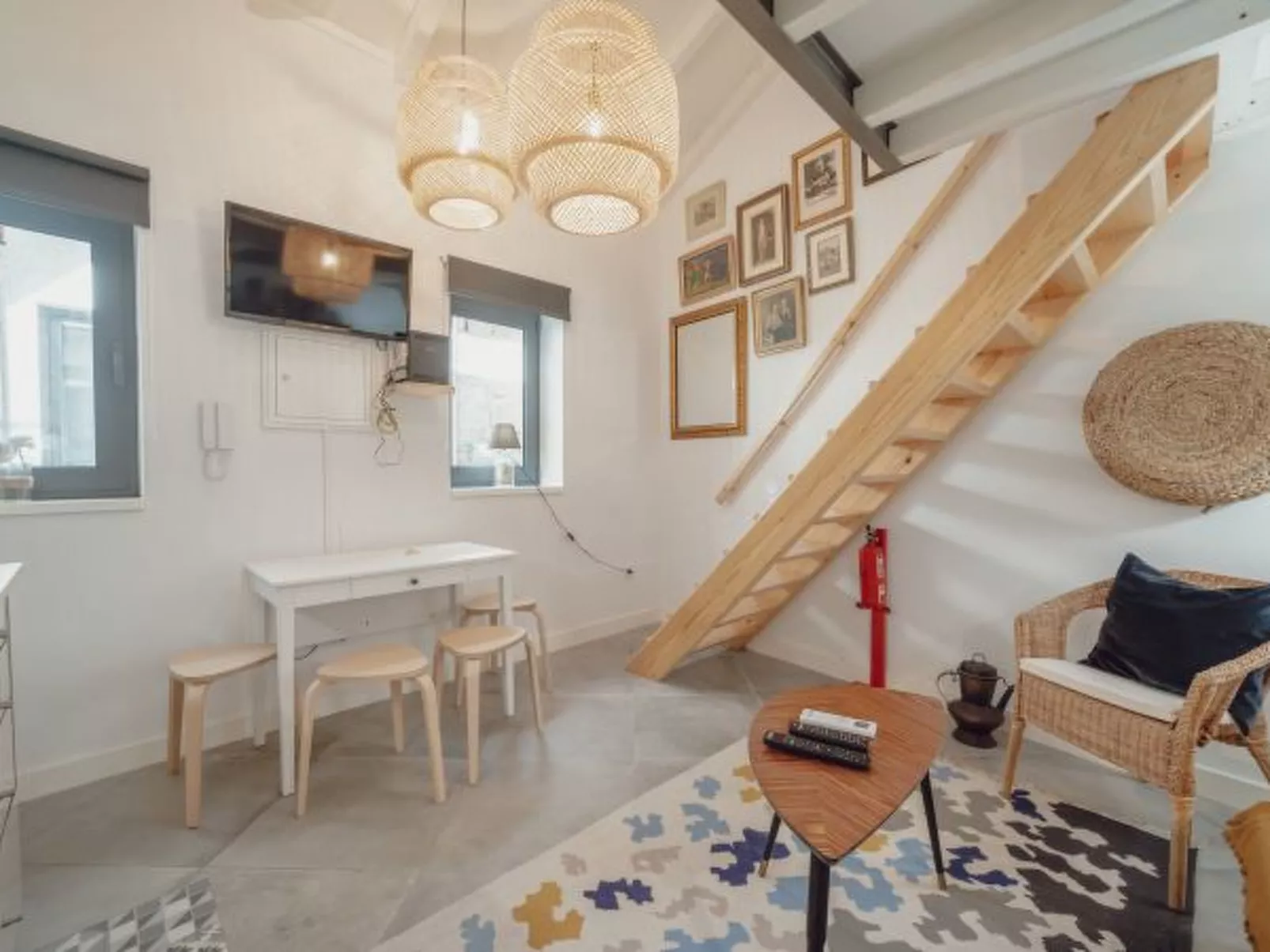 MEZZANINE STYLISH APARTMENT H by VACATIONY - Inside