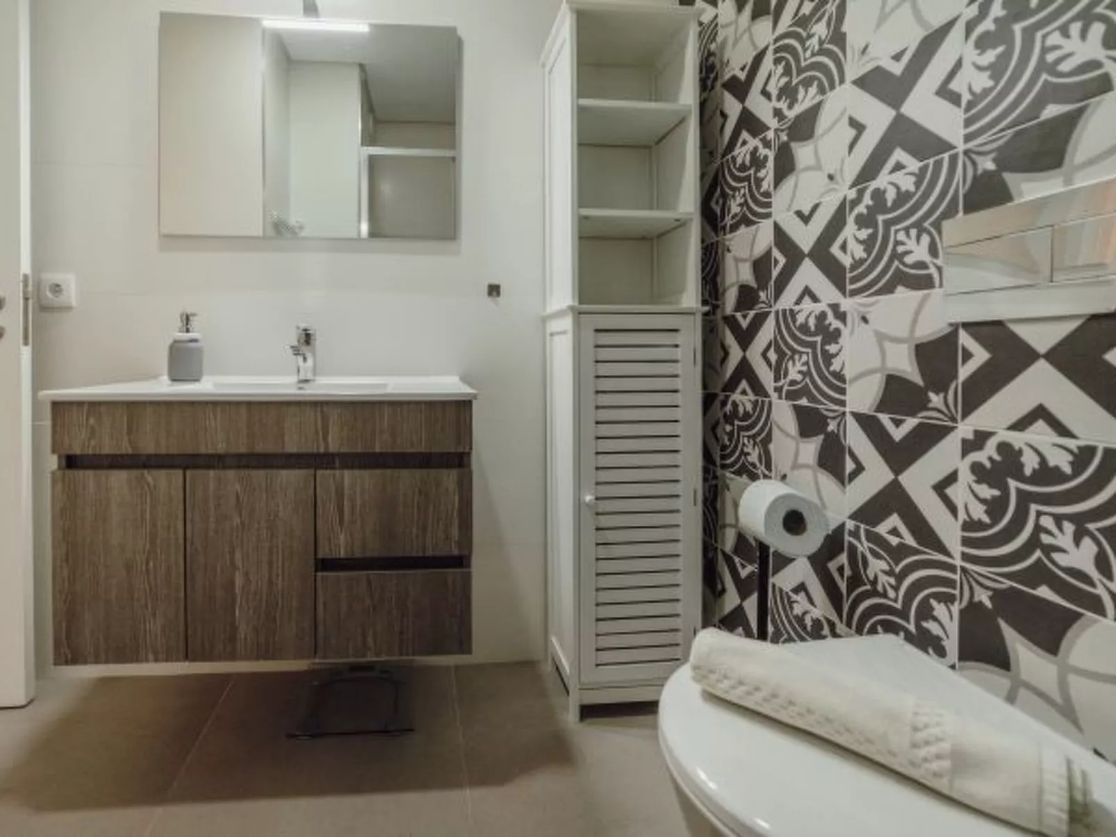 GAIA TERRACE with ELEVATOR by VACATIONY - Inside