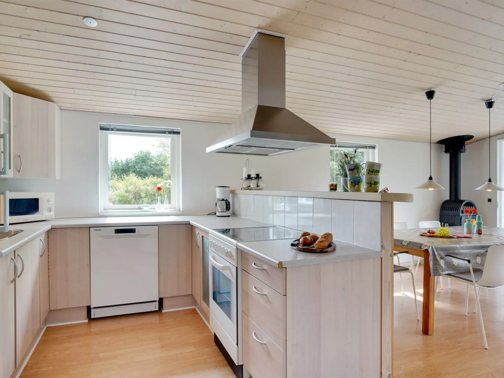 "Alvi" - 400m to the fjord - Drinnen