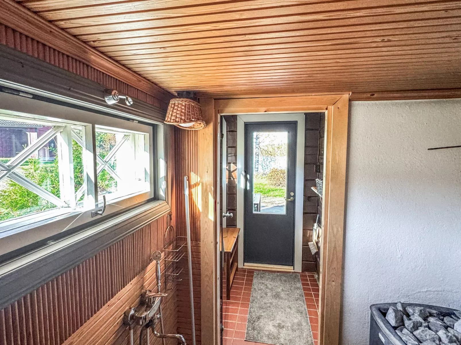 Peltosirkku - Inside