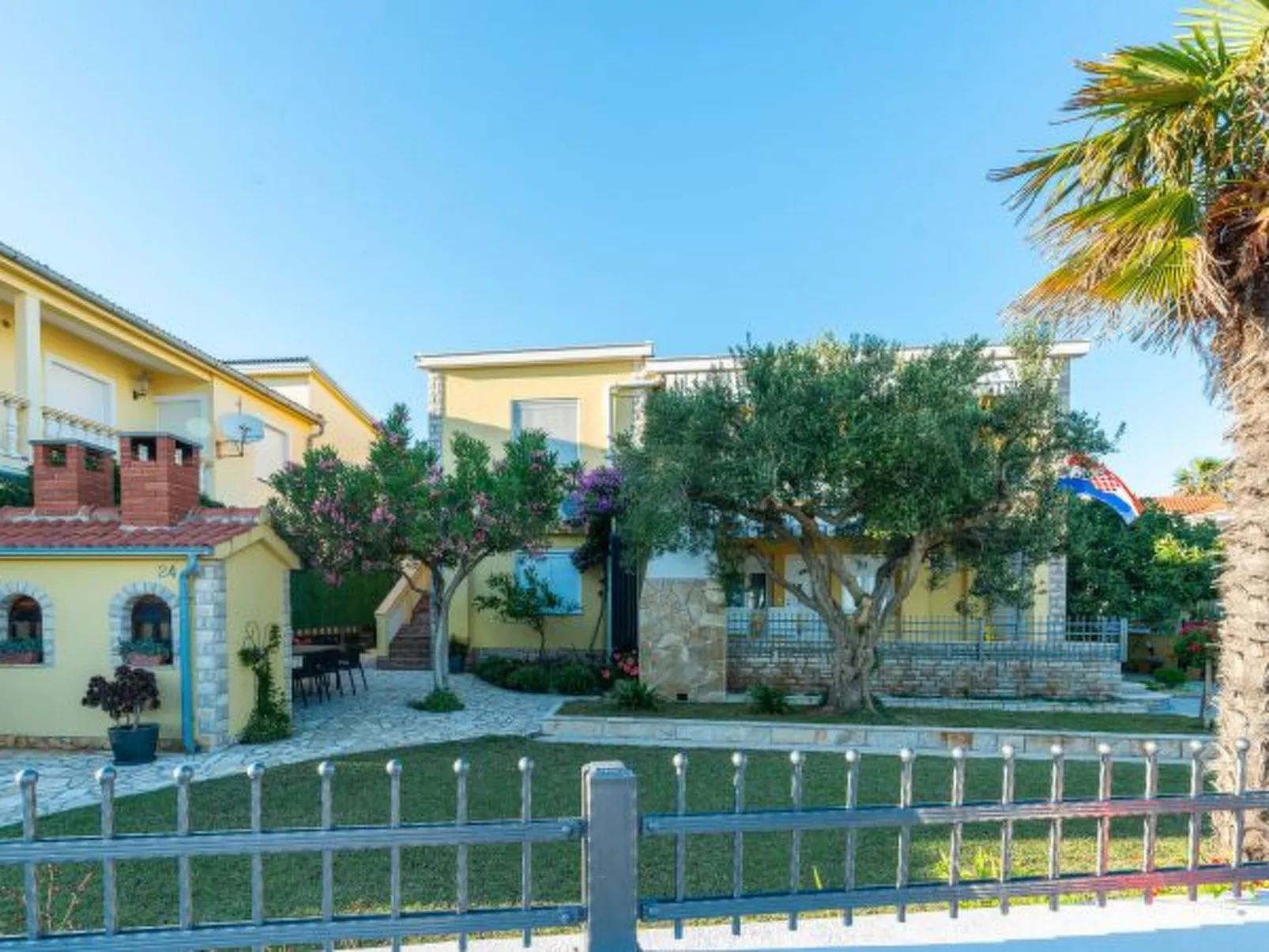 Holiday Apartment Inga Brown with exit to the beac - Image-tags.info