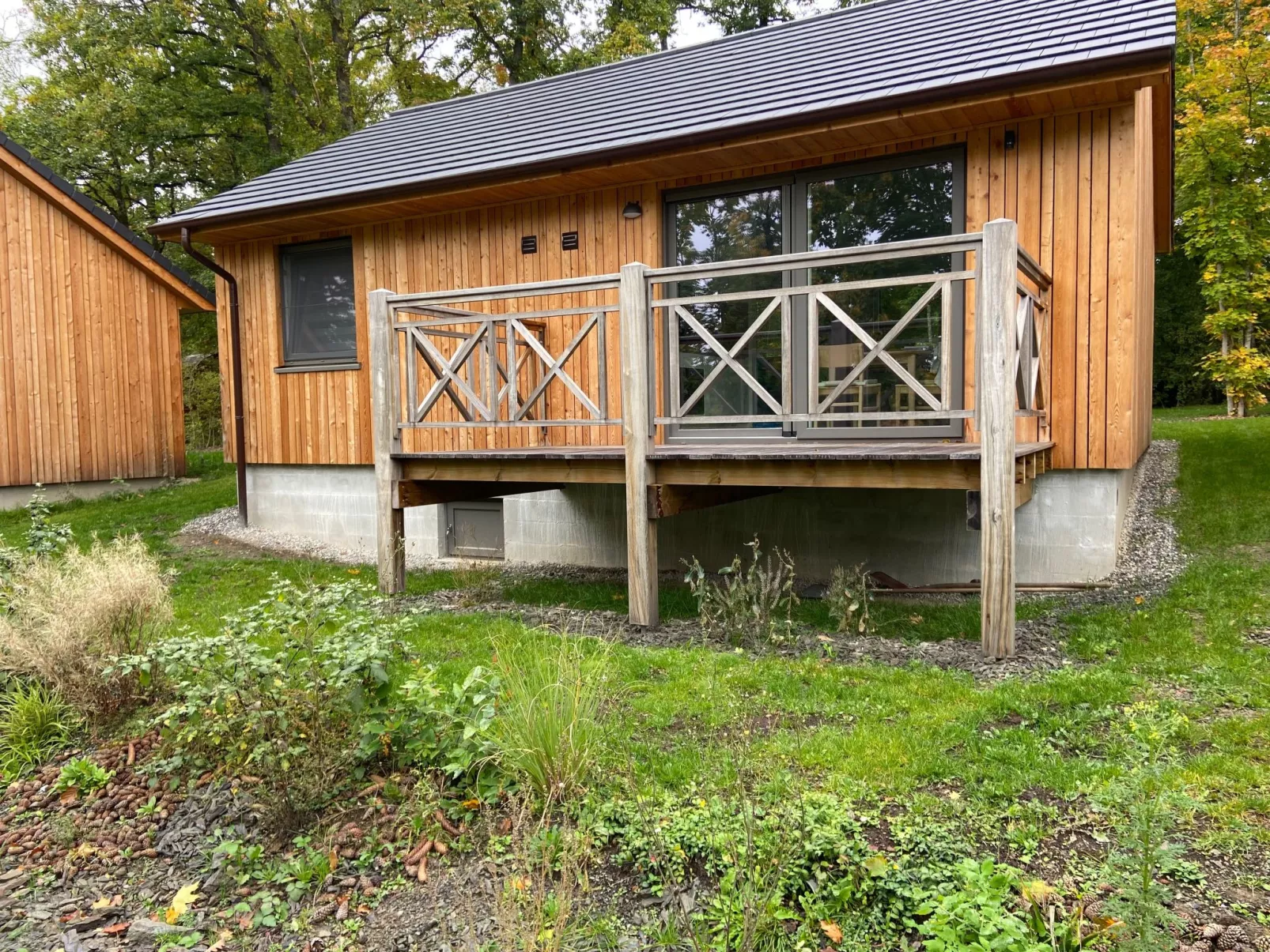 Modernes Chalet für 4 Personen in einem Waldpark - Draußen