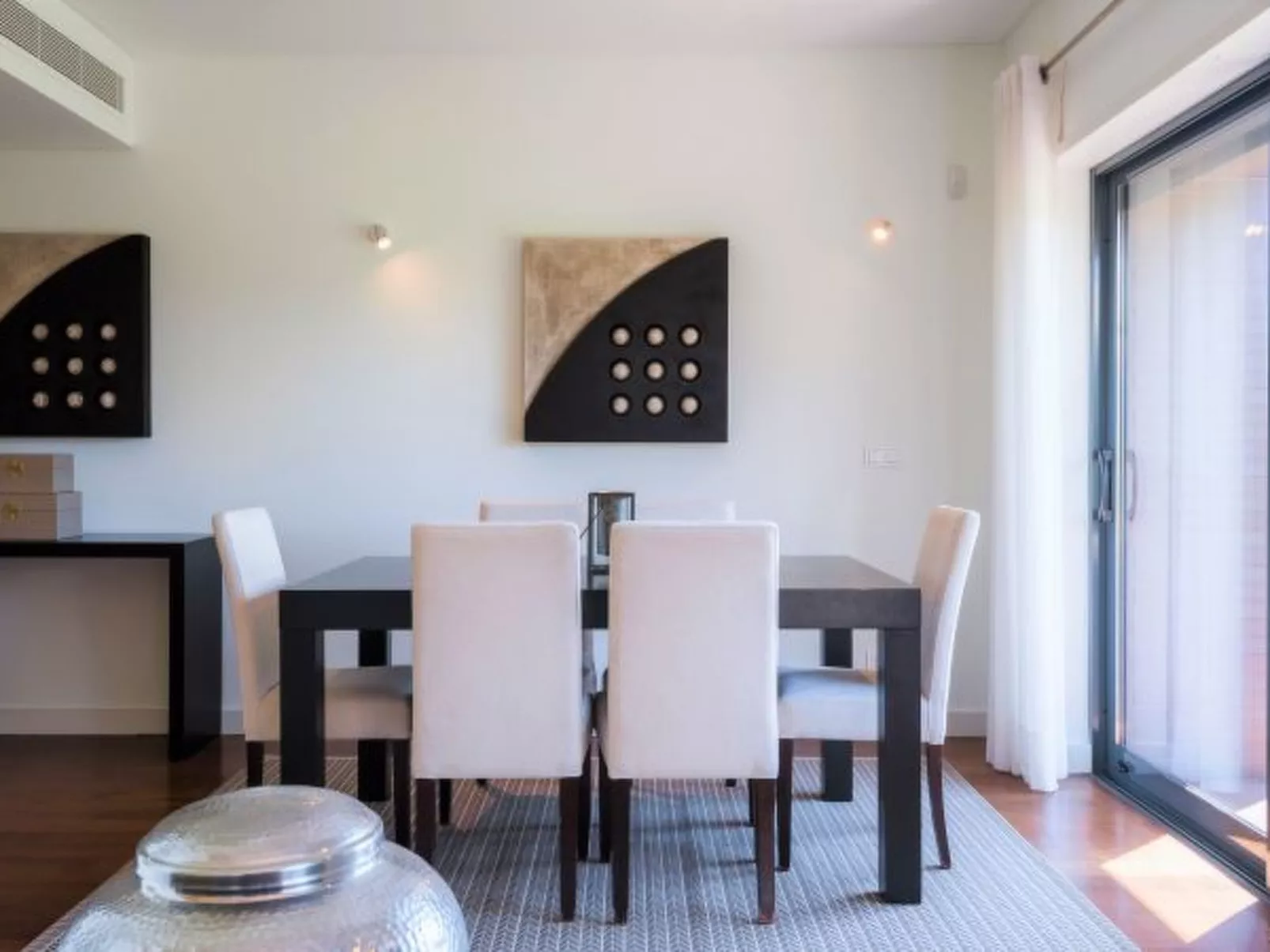 L'Orangerie - Inside