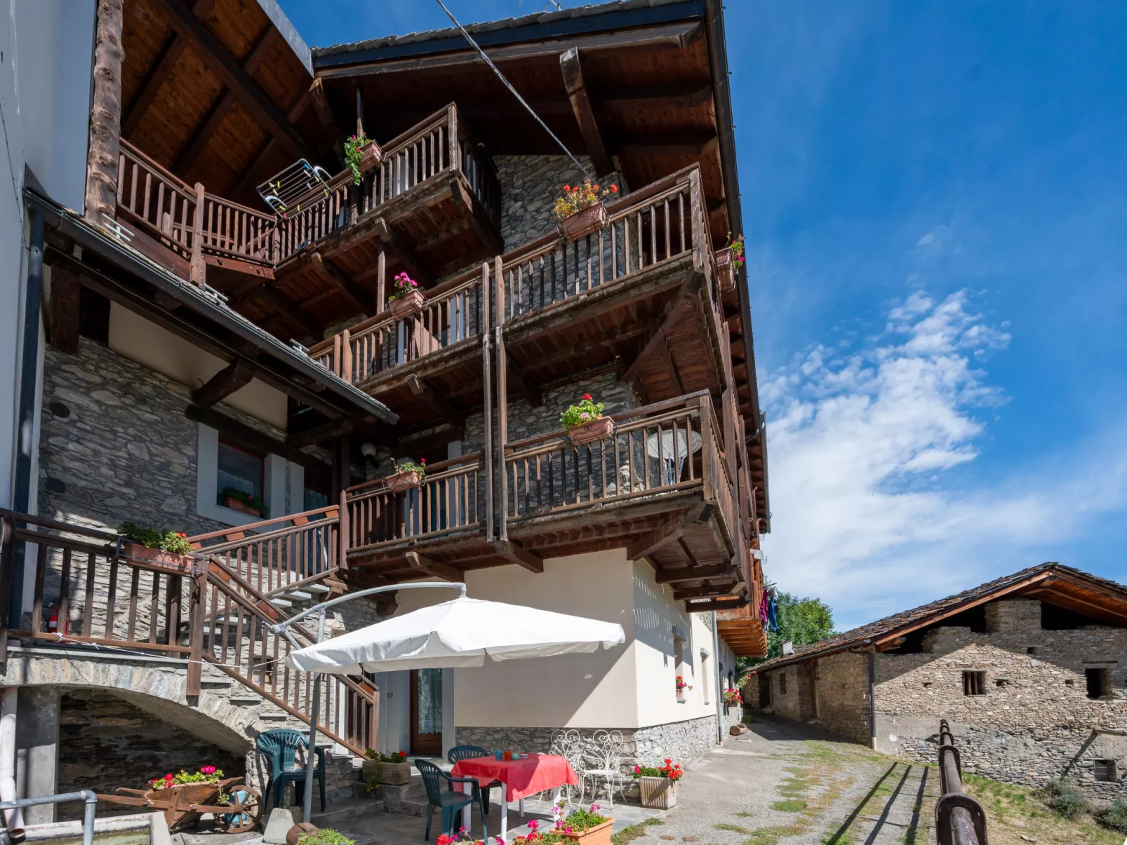 Grand Sarriod - Outside