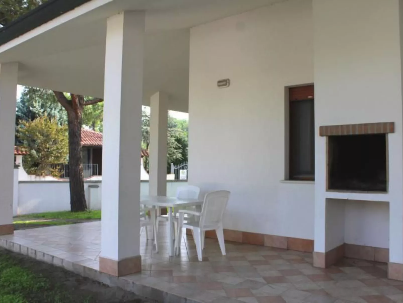 Eckhaus in Lido Di Volano, großer Innenhof, Grillplatz - Dehors