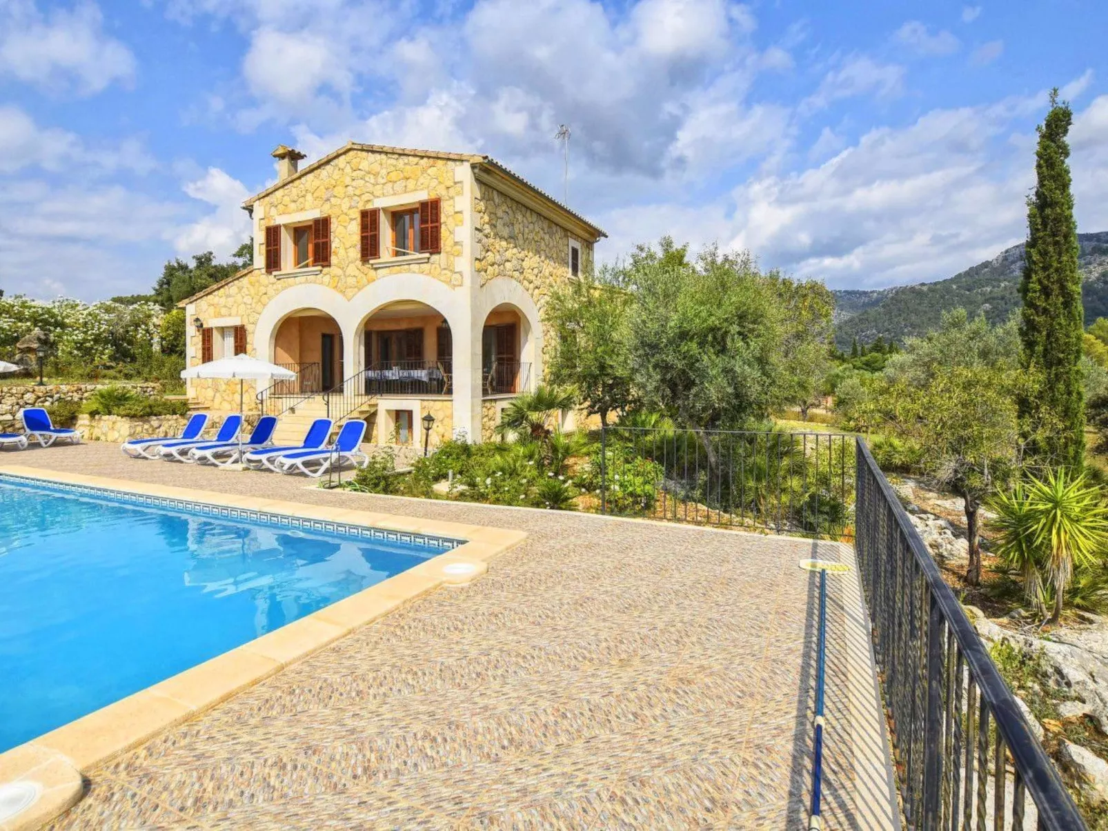 Schönes Landhaus mit Panoramablick auf die Berge - Dehors