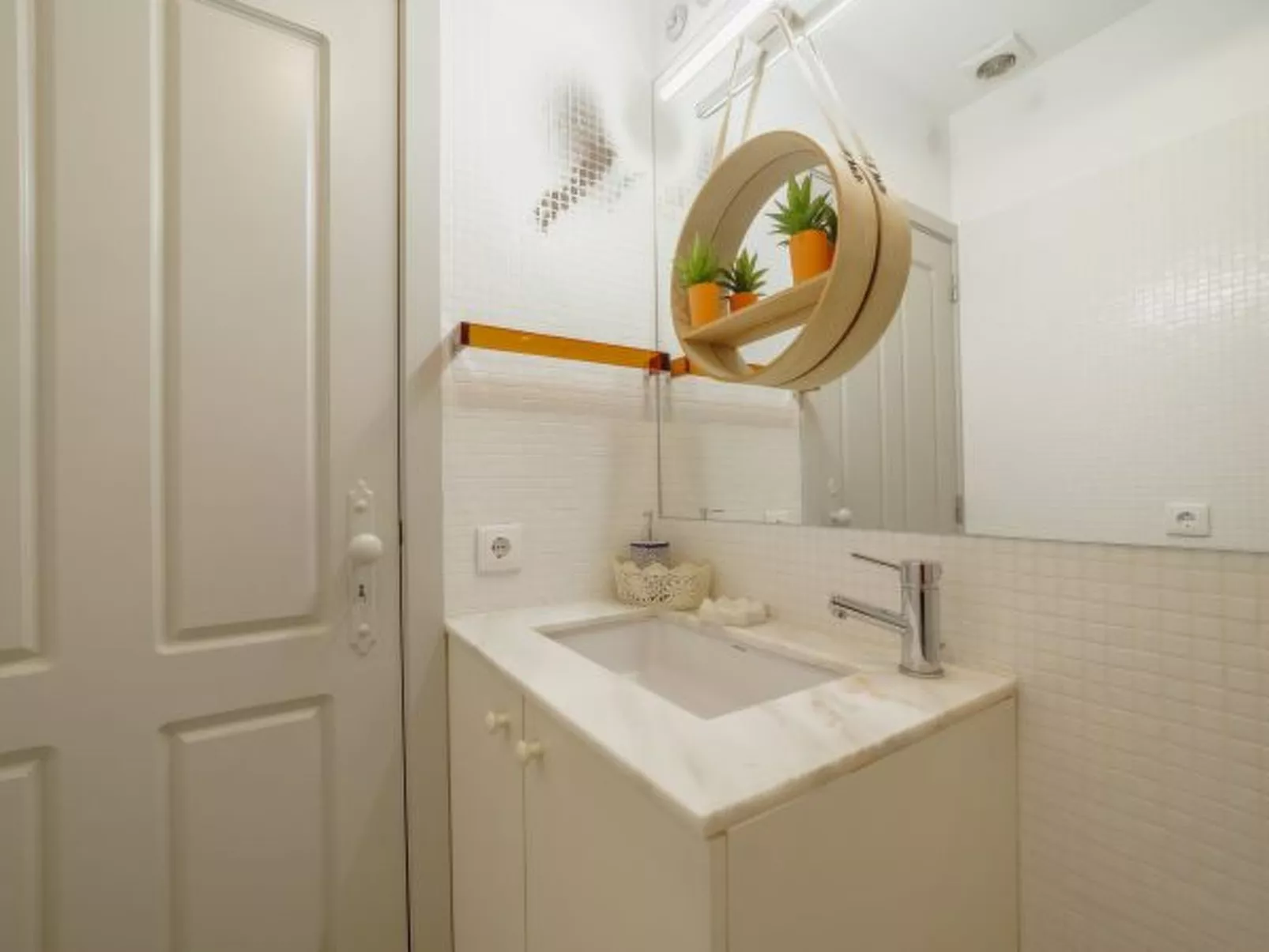 DOWNTOWN MODERN STUDIO with TERRACE by VACATIONY - Drinnen