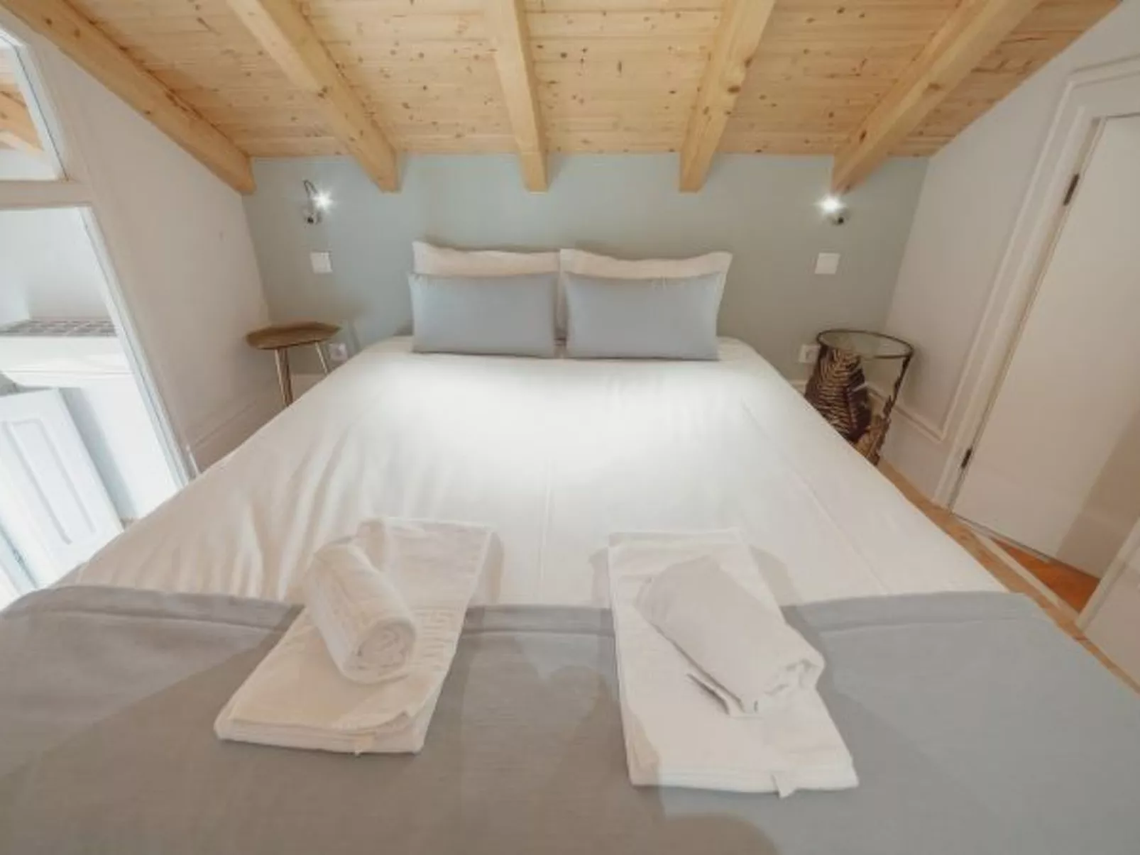 DOWNTOWN CLERIGOS with RIVER VIEW by VACATIONY - Inside