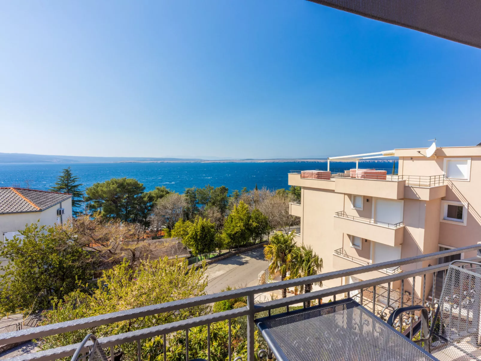 Domino Restaurant 4 / HR-09502-04 - Outside