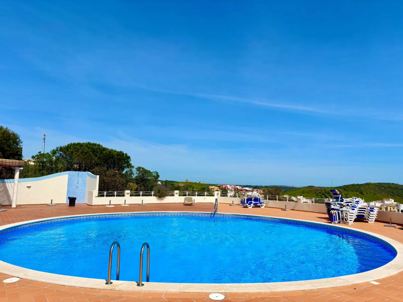 Mit beheiztem Pool - Outside