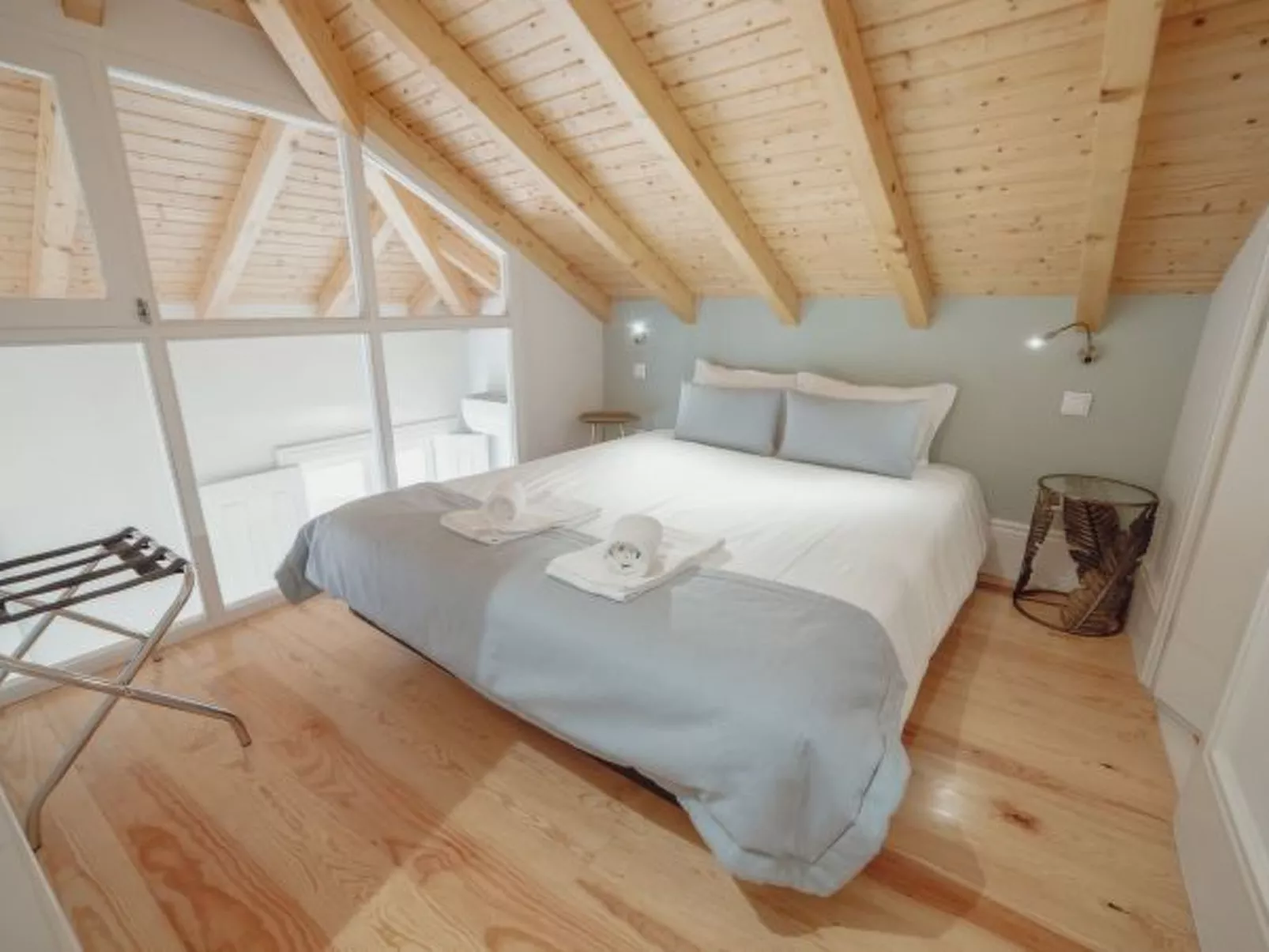 DOWNTOWN CLERIGOS with RIVER VIEW by VACATIONY - Inside