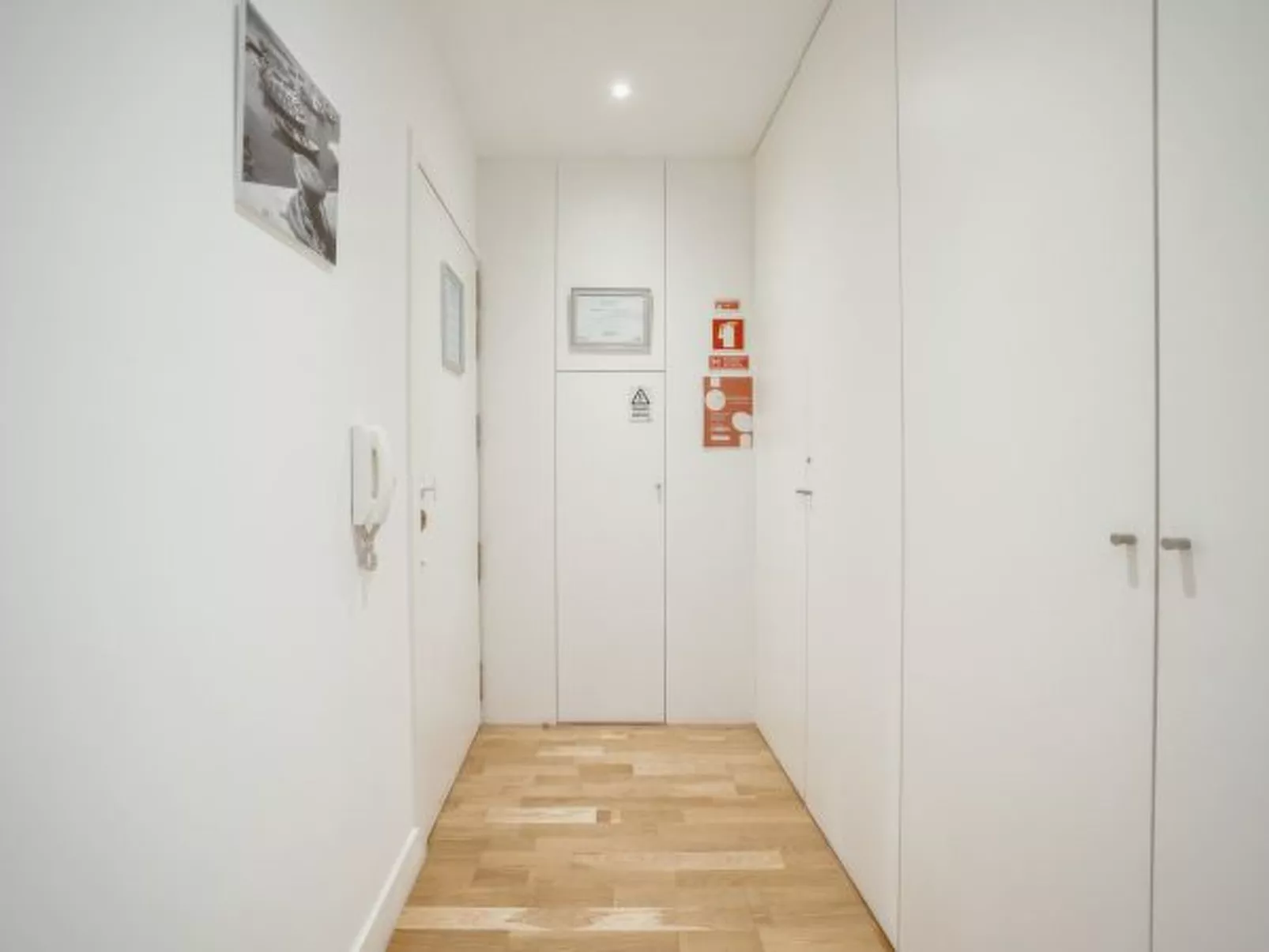 DOWNTOWN STYLISH APARTMENT & GARAGE by VACATIONY - Dedans