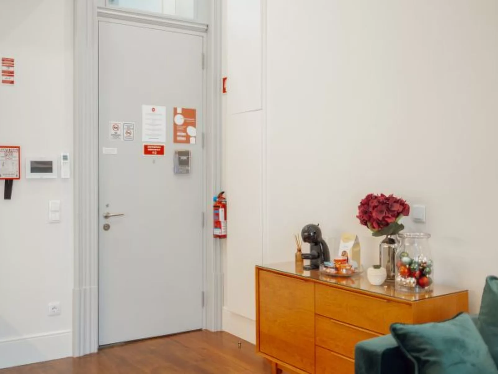 HOME WITH A POOL by VACATIONY - Drinnen