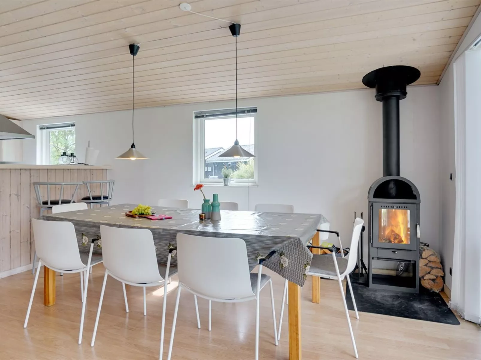 "Alvi" - 400m to the fjord - Drinnen