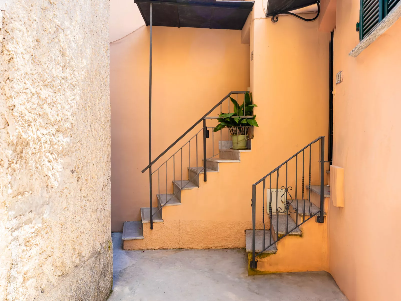 FouFou NEU - Outside