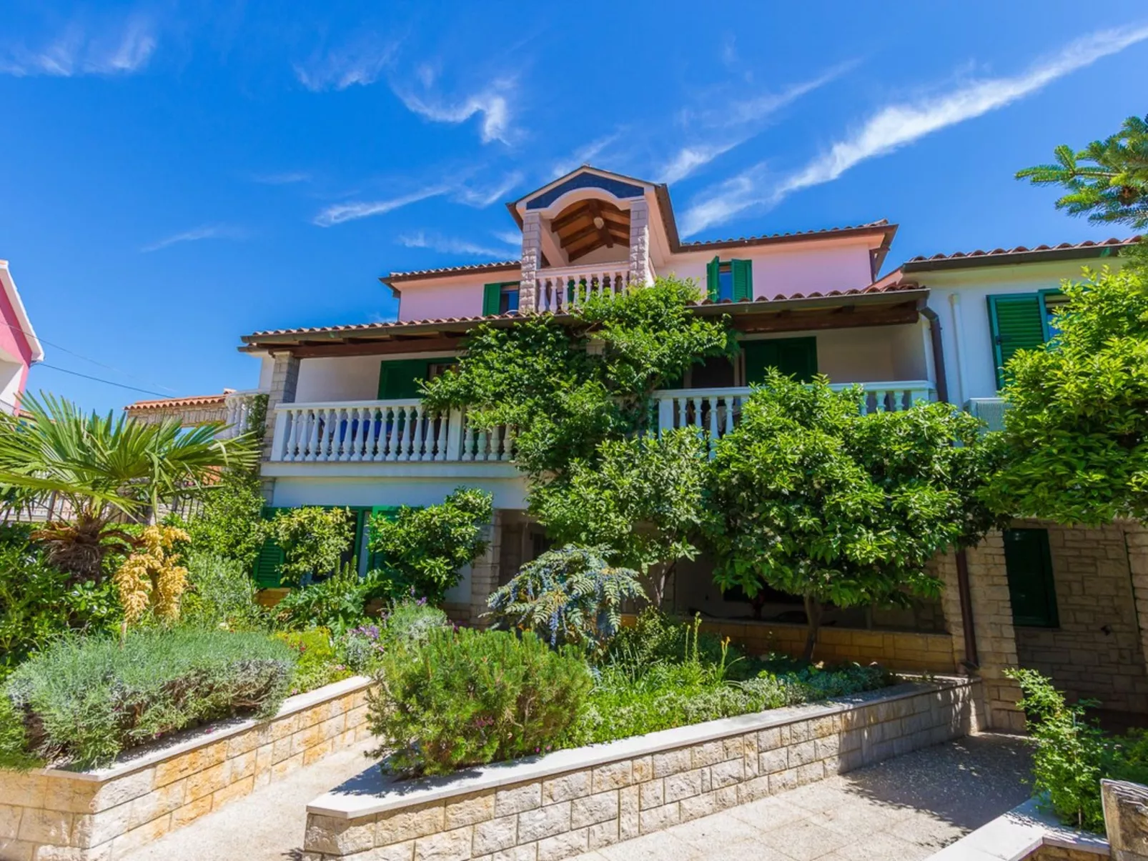 House Vjera - Draußen