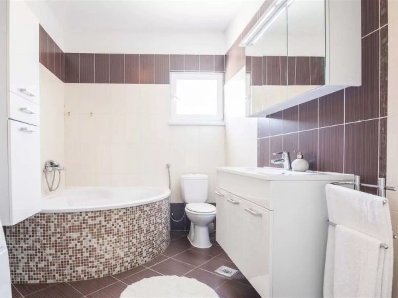 Holiday house Flora with pool - Image-tags.info