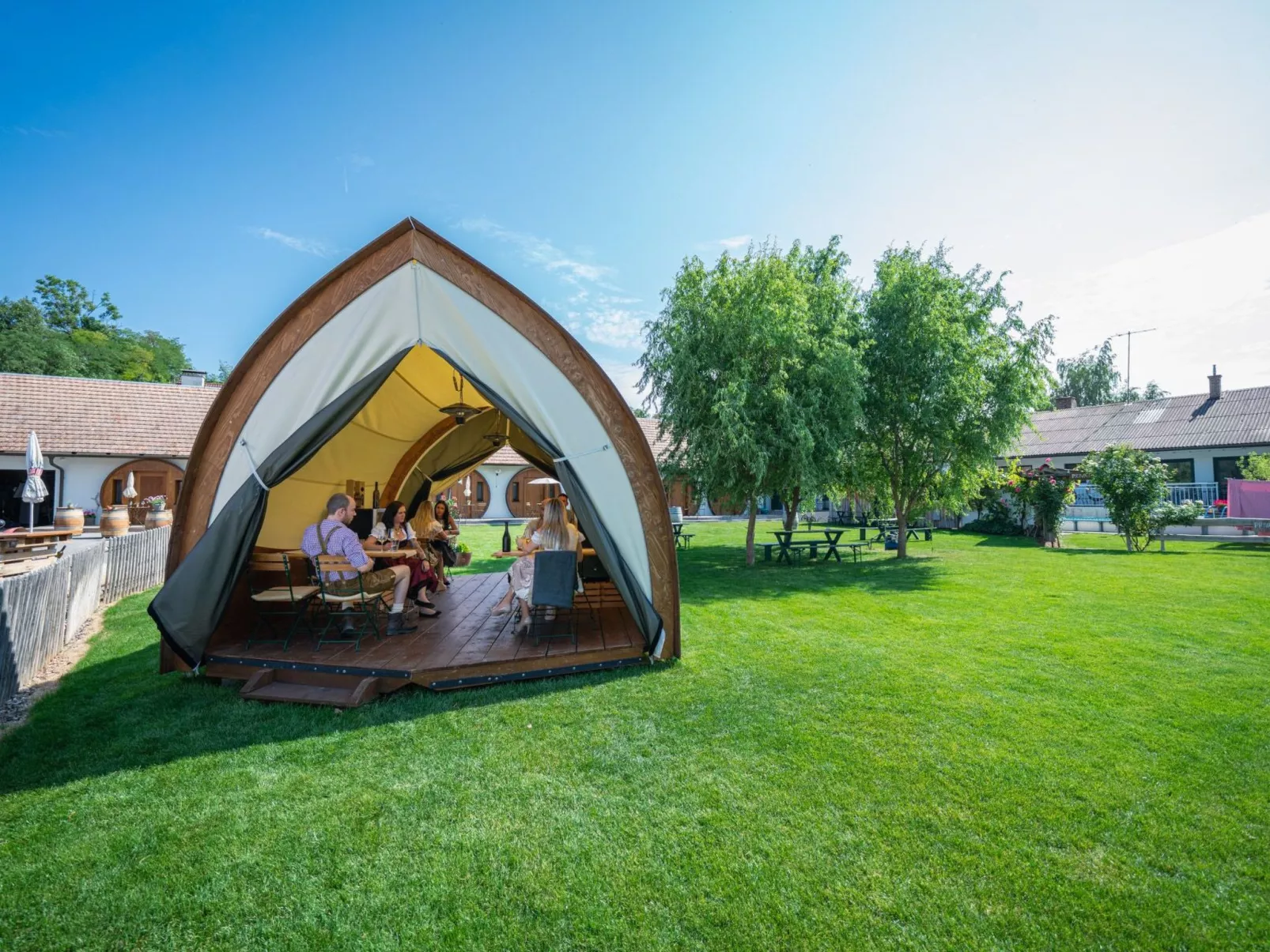 Weinfass-Suite für 2 in Grub an der March - Outside