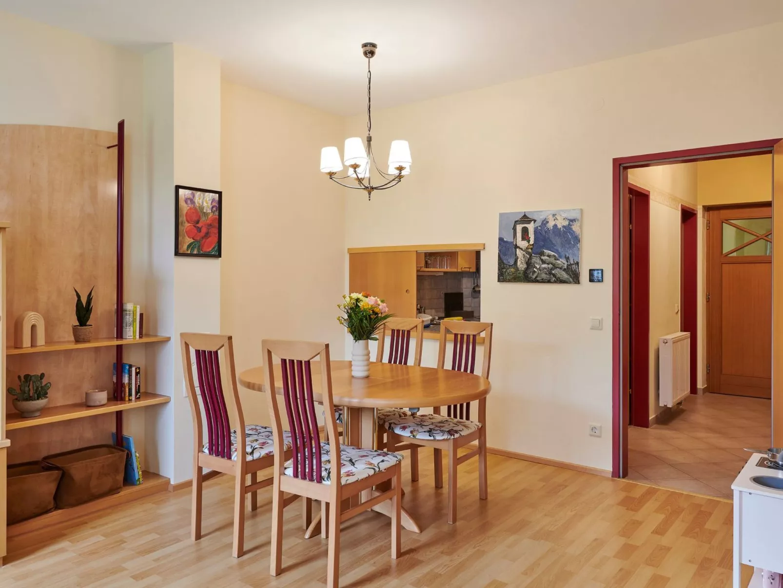 DAS BURGENNEST - Drinnen