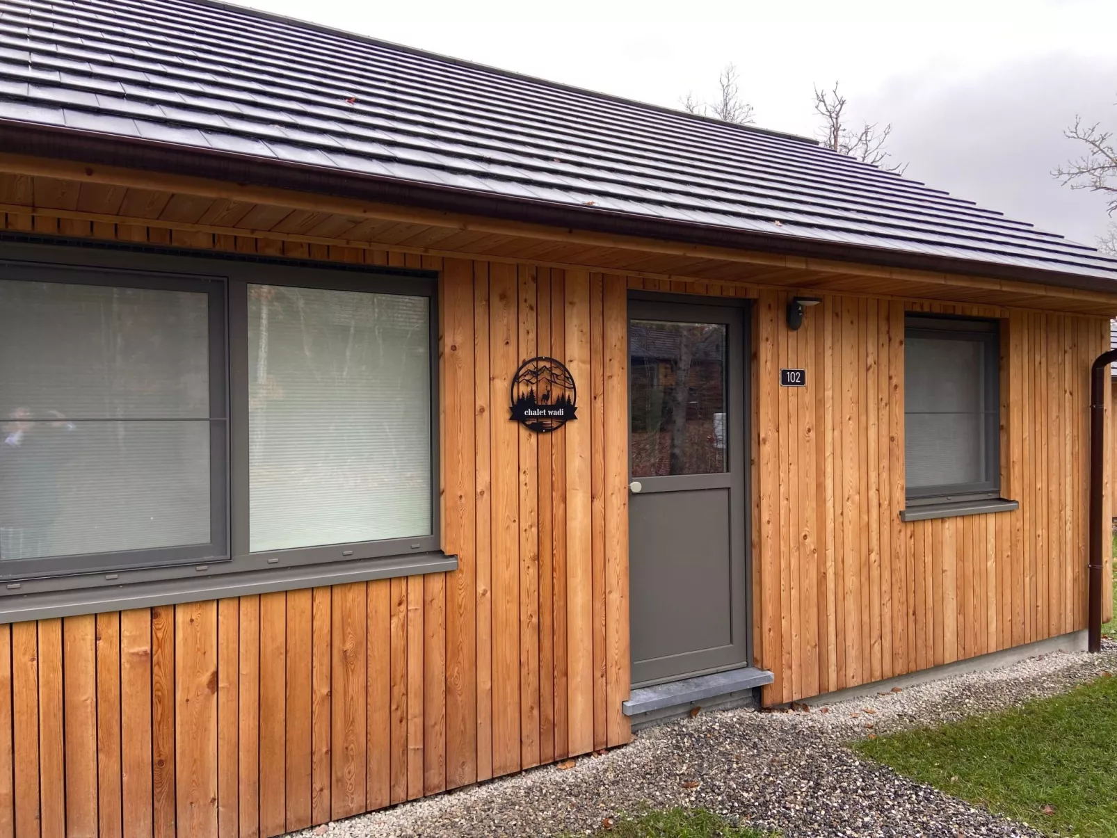 Modernes Chalet für 4 Personen in einem Waldpark - Draußen