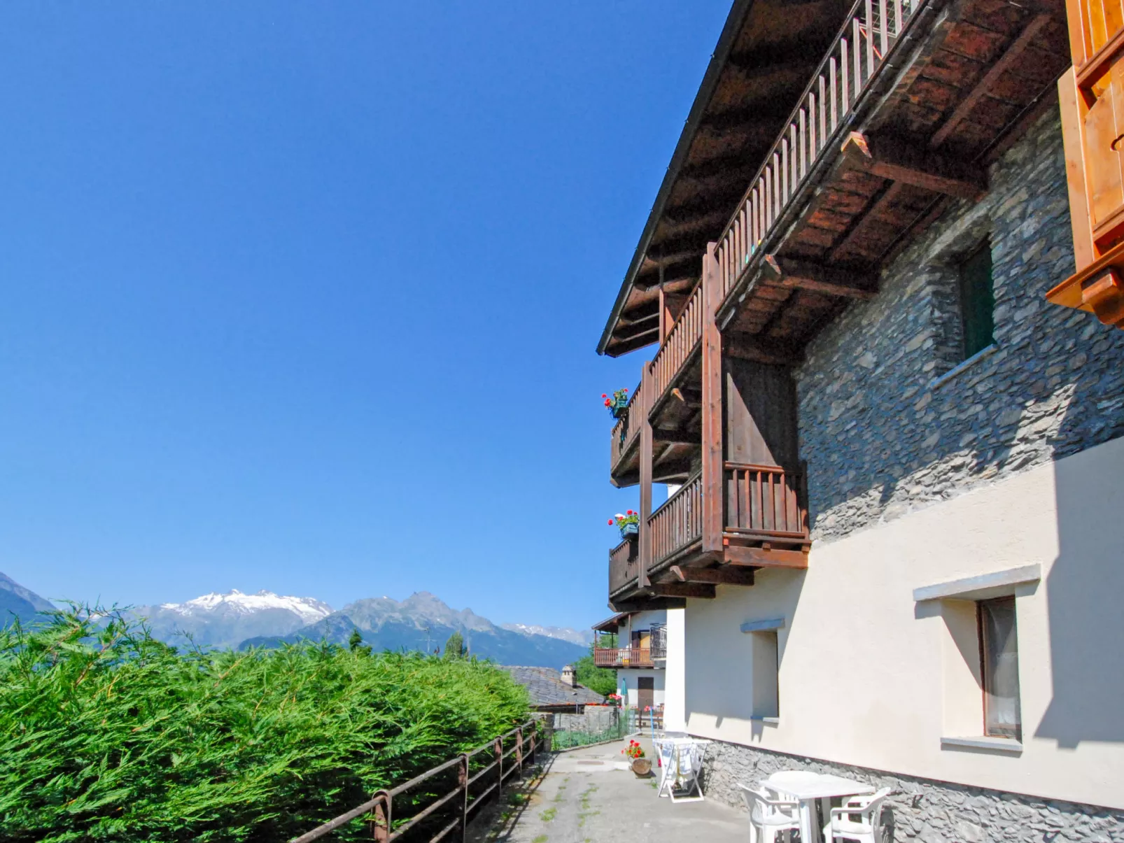 Grand Sarriod - Outside