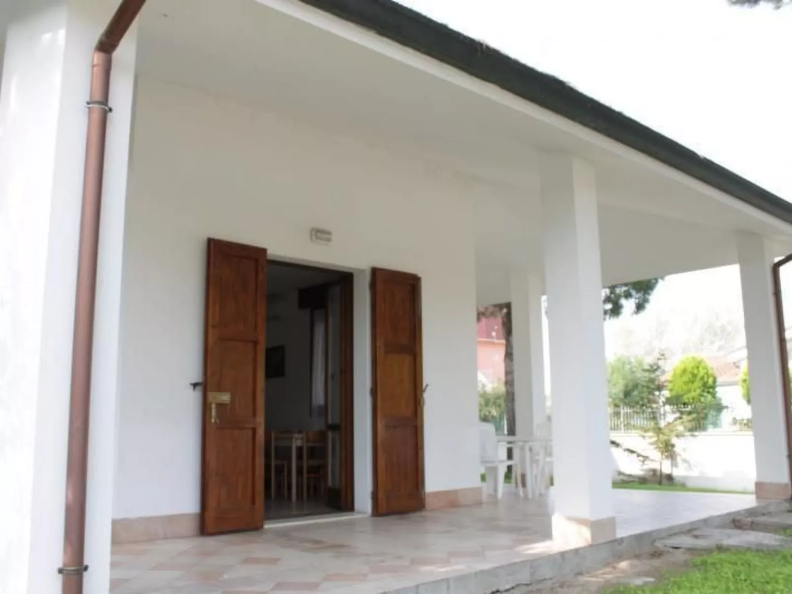 Eckhaus in Lido Di Volano, großer Innenhof, Grillplatz - Image-tags.info