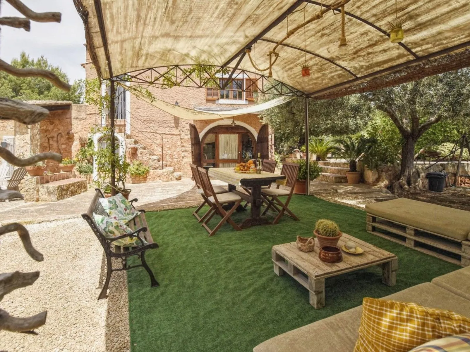 MONTSERRAT  ( SON PERETO ) - Draußen