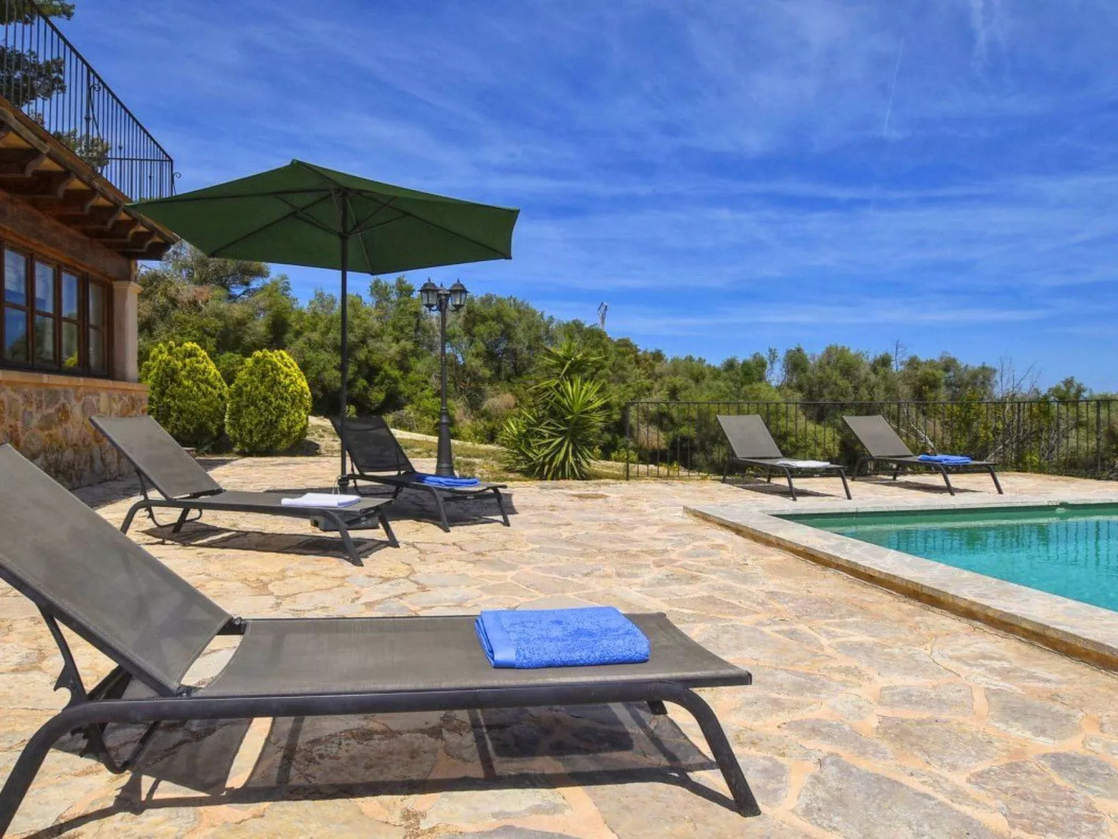 Ferienvilla mit Garten, Grill und Terrasse - Draußen