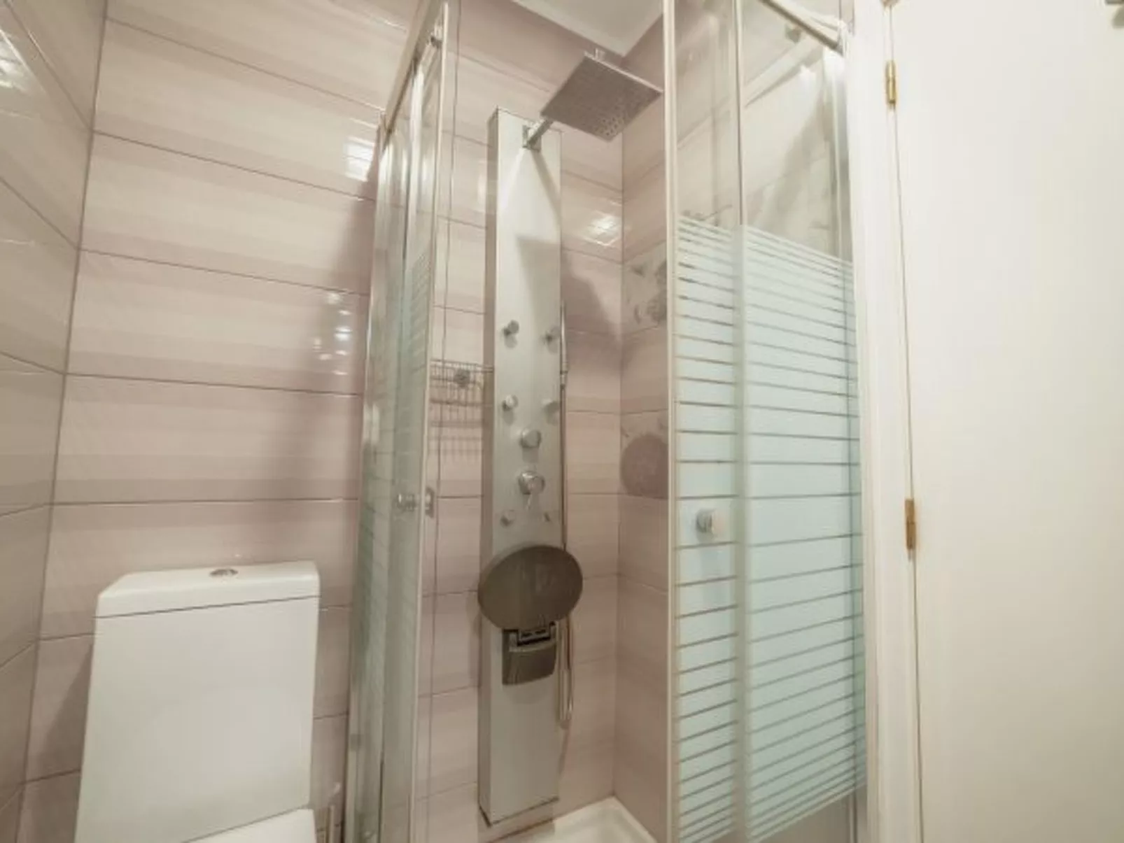 DOWNTOWN GRAND TOWER VIEW by VACATIONY - Inside