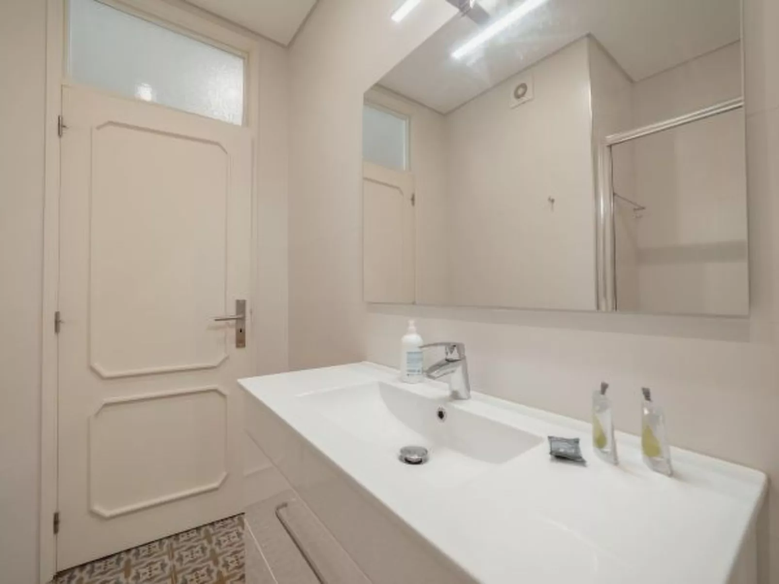 DOWNTOWN DESIGN WITH BALCONY by VACATIONY - Inside