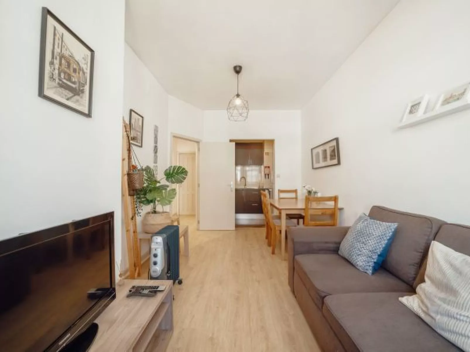 ALEGRIA CITY CENTER with ELEVATOR by VACATIONY - Inside