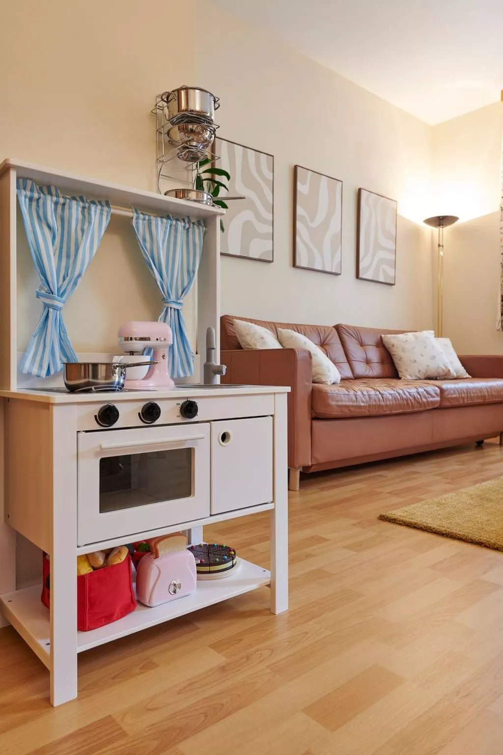 DAS BURGENNEST - Drinnen