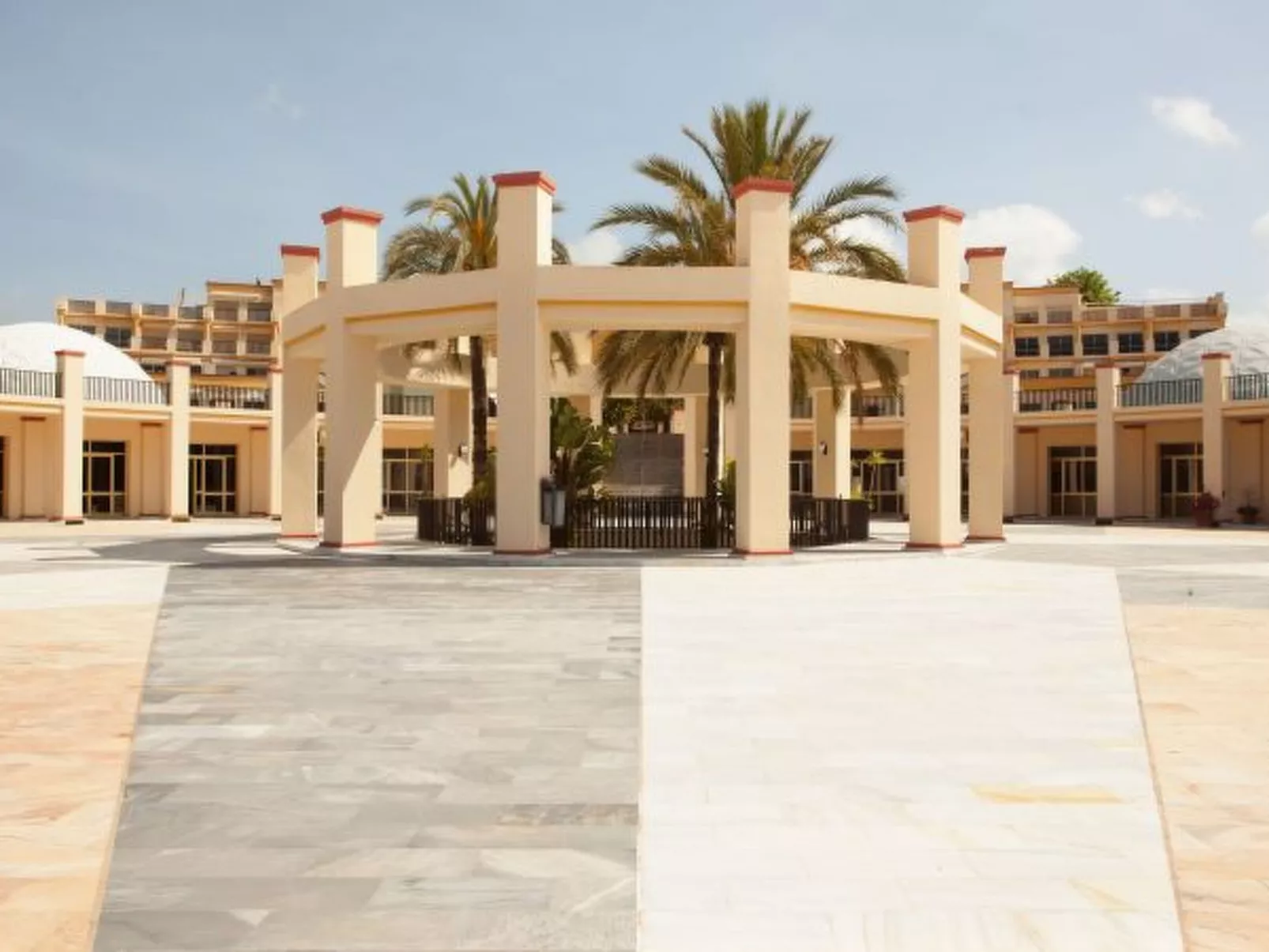 Beachside apartment in Elviria, Romana Playa - Image-tags.info