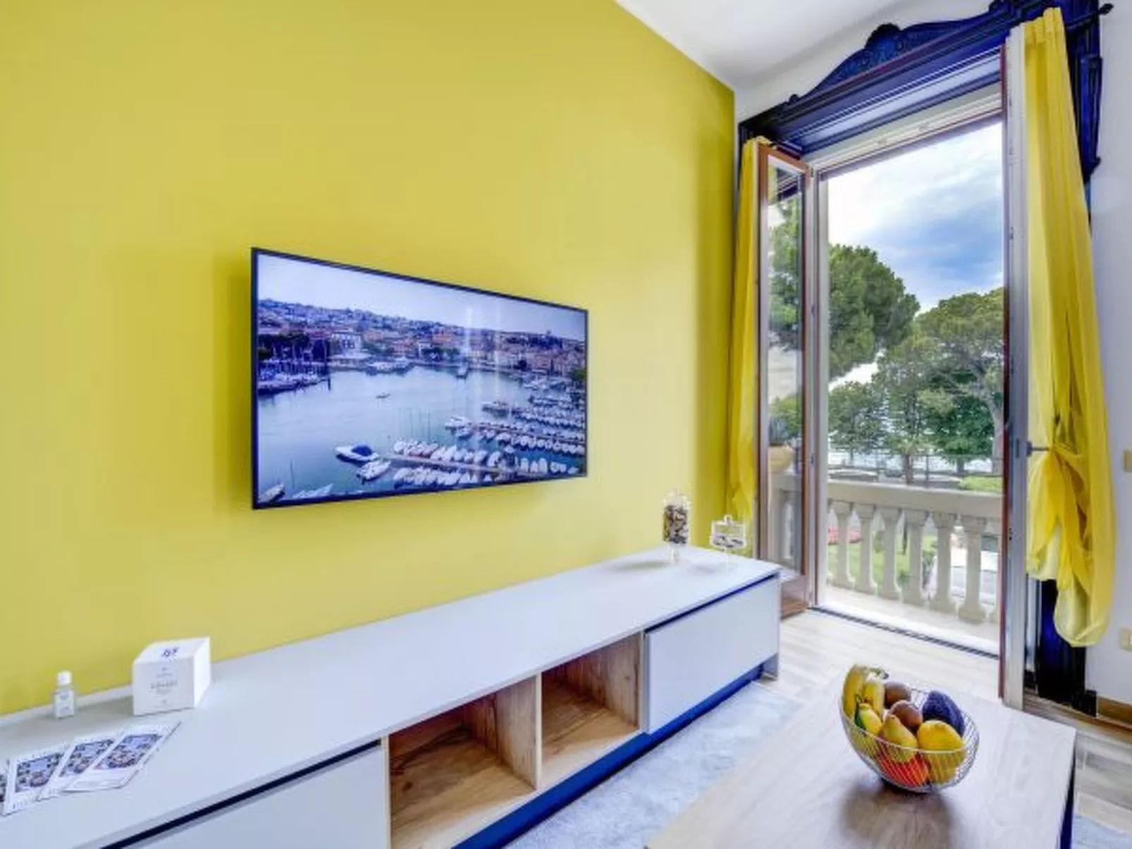 Desenzanoloft Palazzo Visconti-Collo Lungo Giallo - Image-tags.info