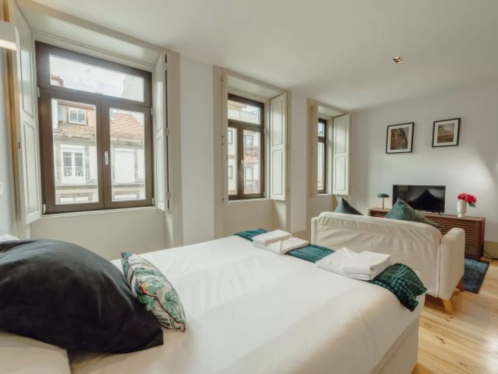 LEGACY OPORTO DESIGN APARTMENT F by VACATIONY - Inside