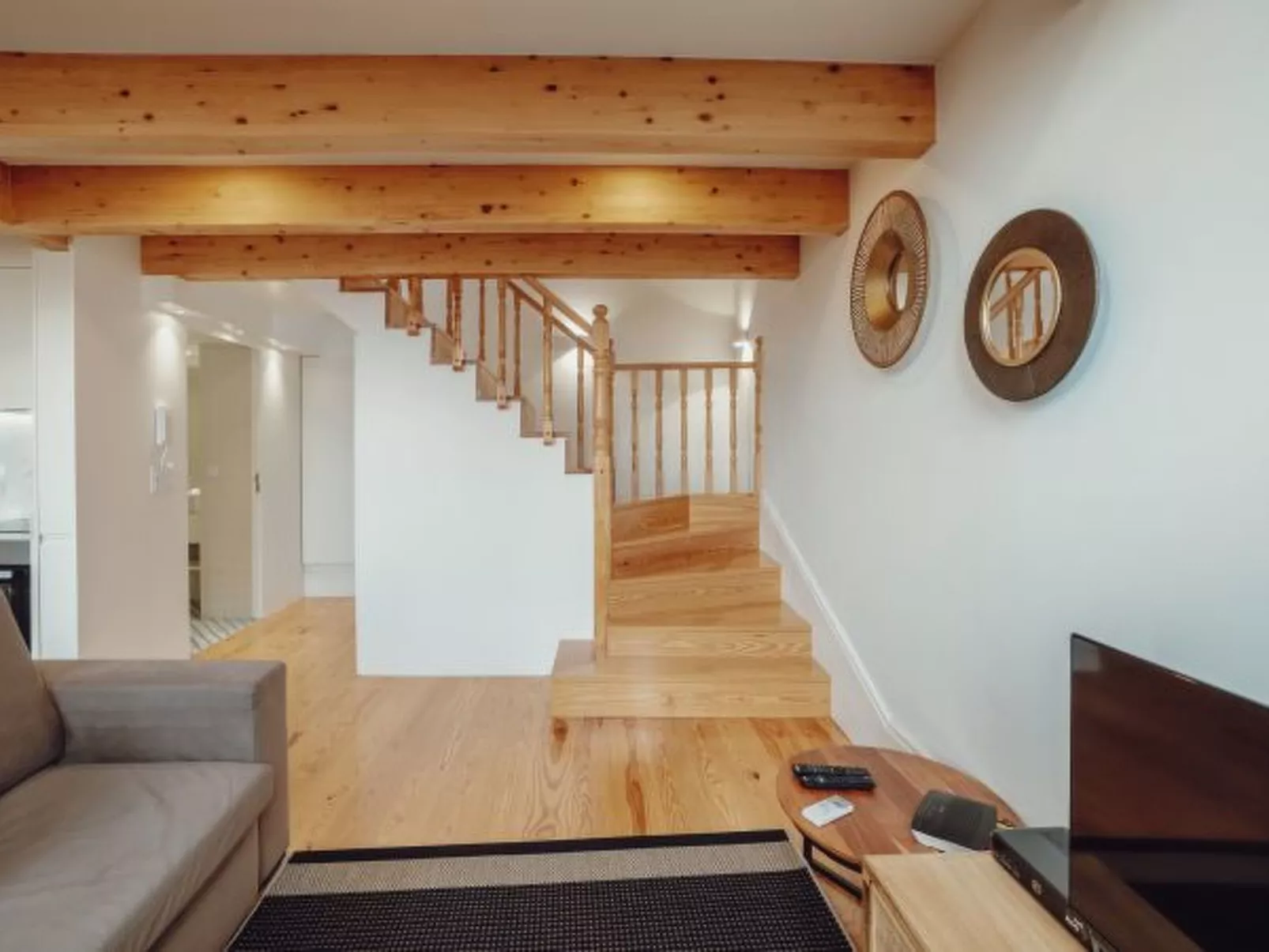 DOWNTOWN CLERIGOS with RIVER VIEW by VACATIONY - Inside