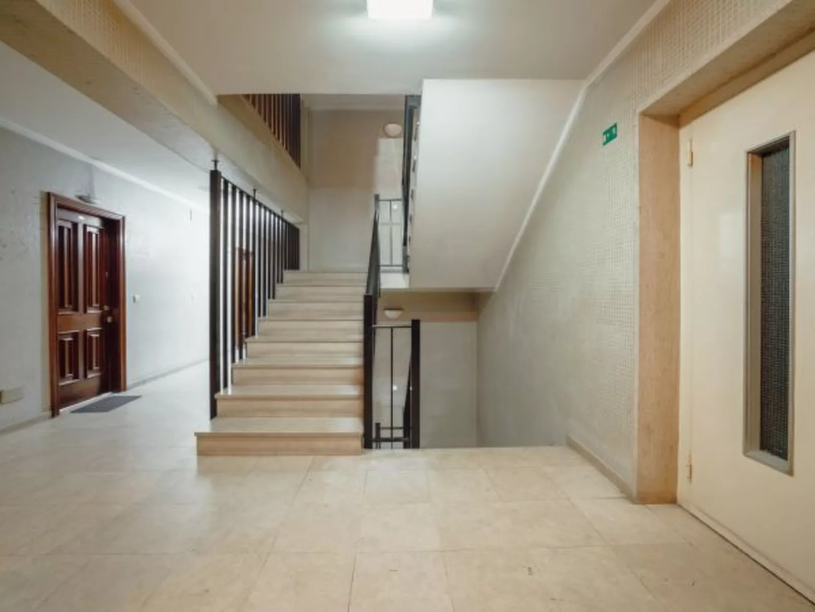 DOWNTOWN STYLISH APARTMENT & GARAGE by VACATIONY - Dedans