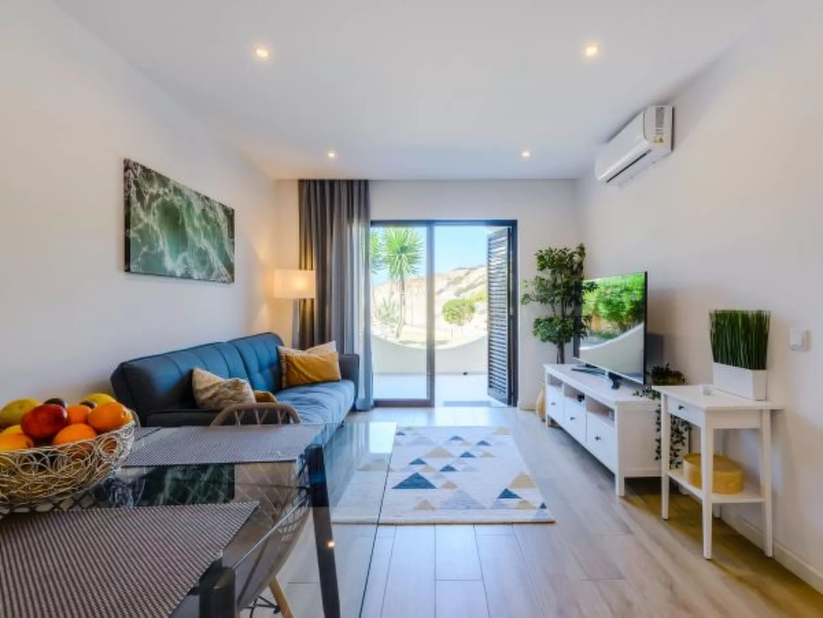 The Little Paradise with Sea Views - Inside