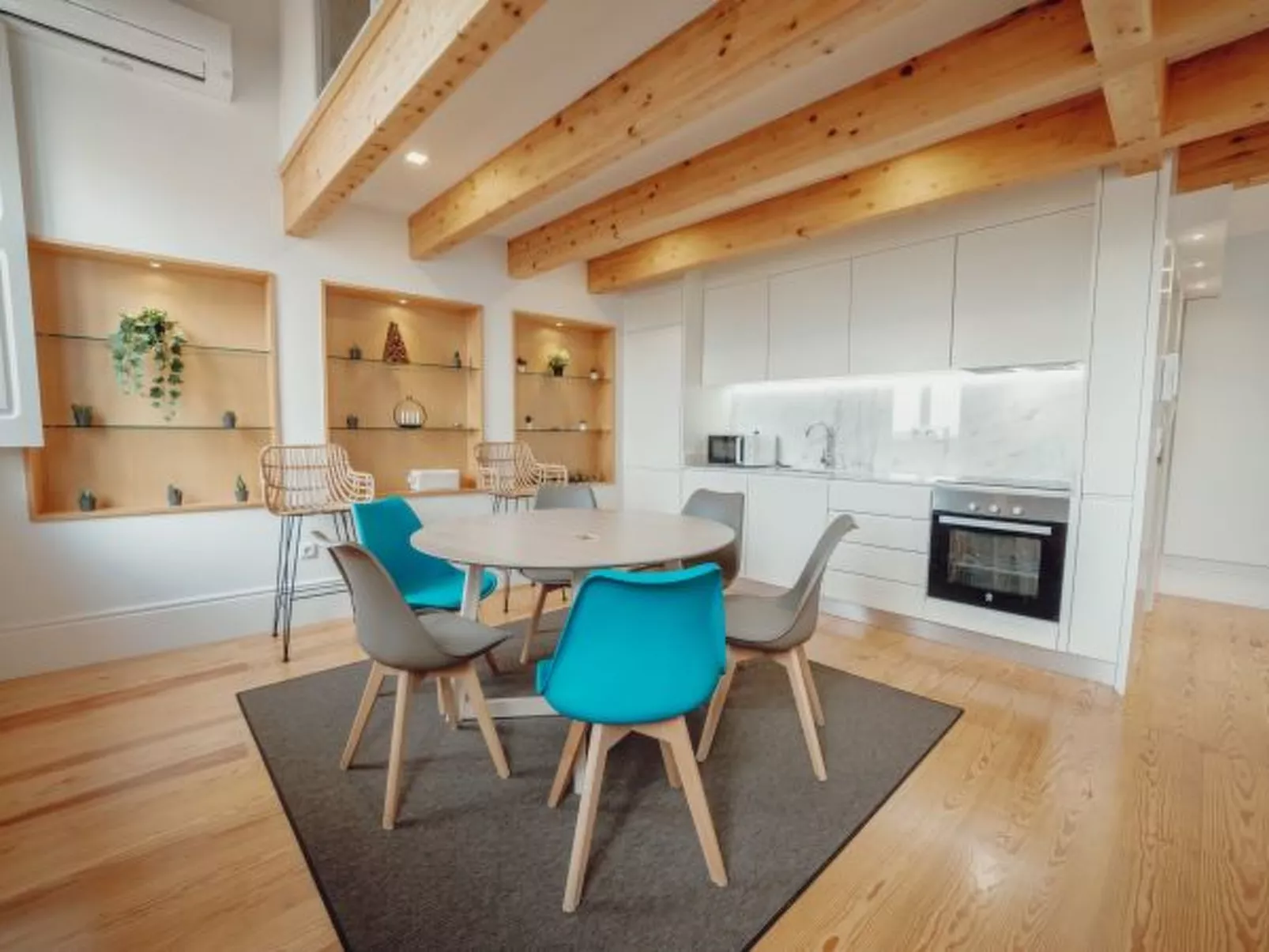 DOWNTOWN CLERIGOS with RIVER VIEW by VACATIONY - Inside