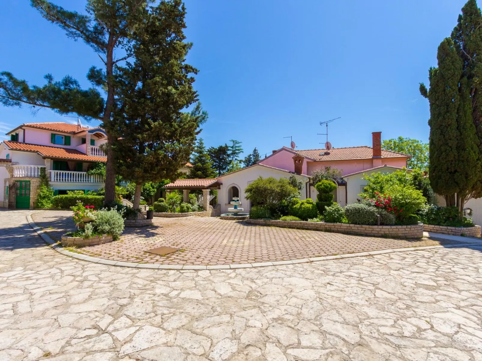 House Vjera - Draußen