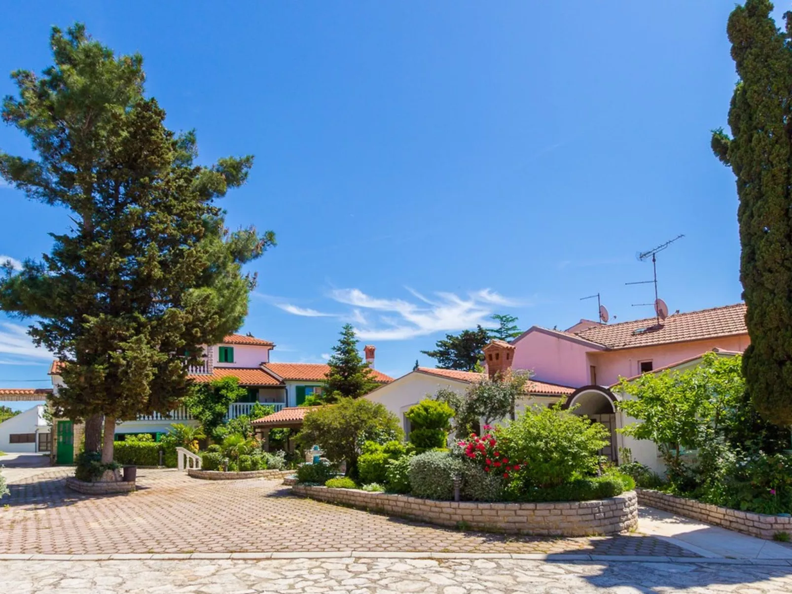 House Vjera - Draußen