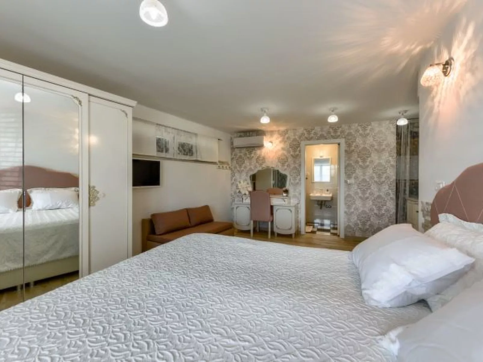 Villa Azzuro with jacuzzi and pool - Image-tags.info