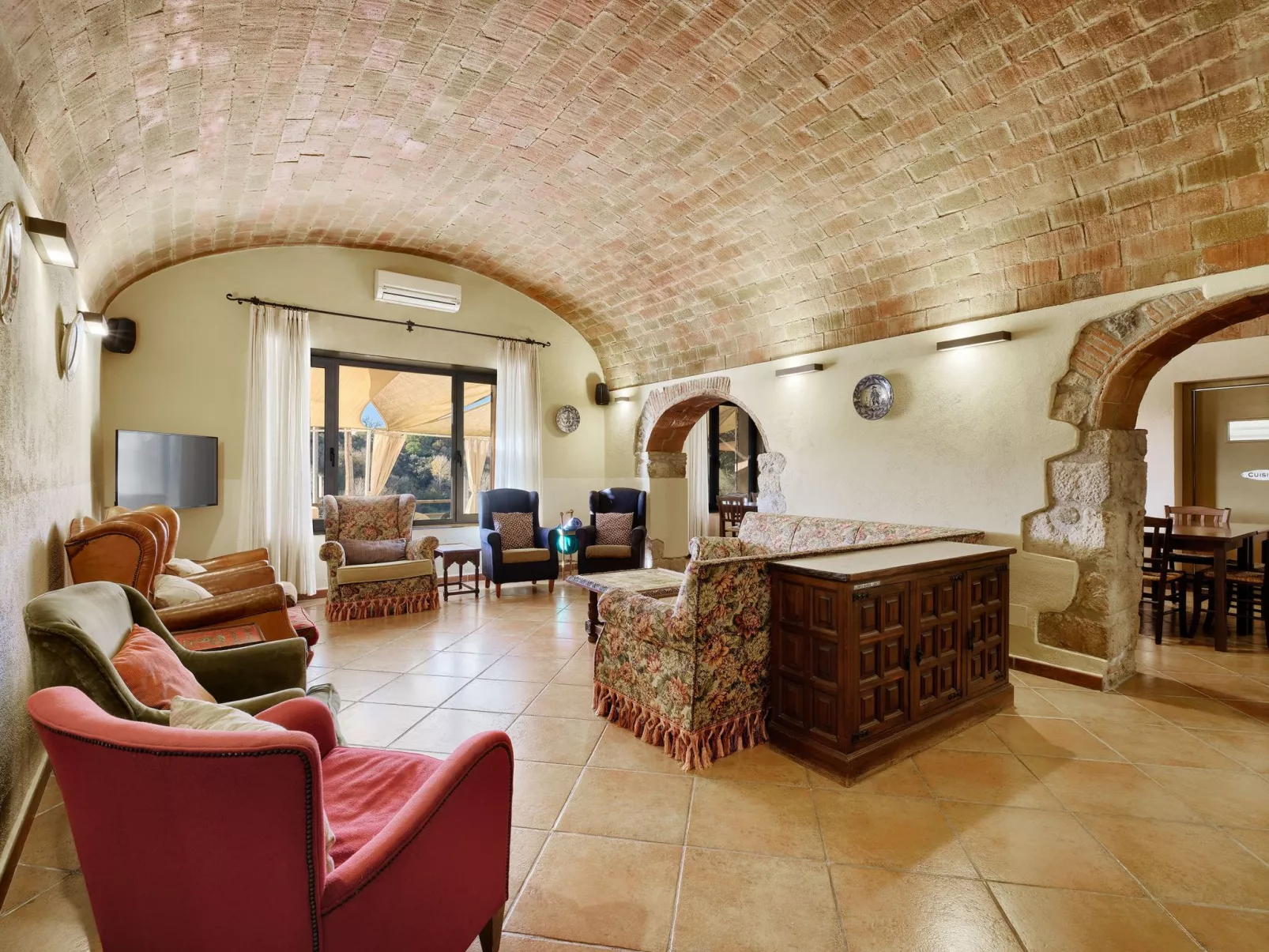 Landhaus, 8 Zimmer mit Bad, Schwimmbad, Tennis - Drinnen