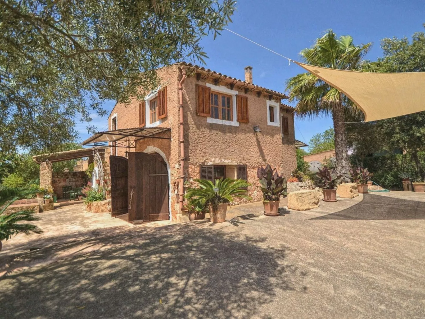 MONTSERRAT  ( SON PERETO ) - Draußen